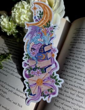 Add a touch of sweetness to your reading routine with this adorable pastel dragon bookmark! This charming accessory is perfect for book lovers, stationery fans, or as a cosy gift.
