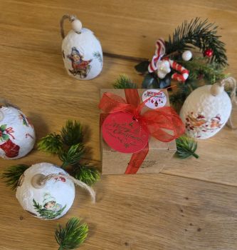 Handmade Christmas tree decoration
Beautiful ceramic bell nicely decorated with decoupage&nbsp;
3D snow effect
Sound is nice and bring Christmas mood in your home