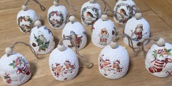 Handmade Christmas tree decoration
Beautiful ceramic bell nicely decorated with decoupage&nbsp;
3D snow effect
Sound is nice and bring Christmas mood in your home