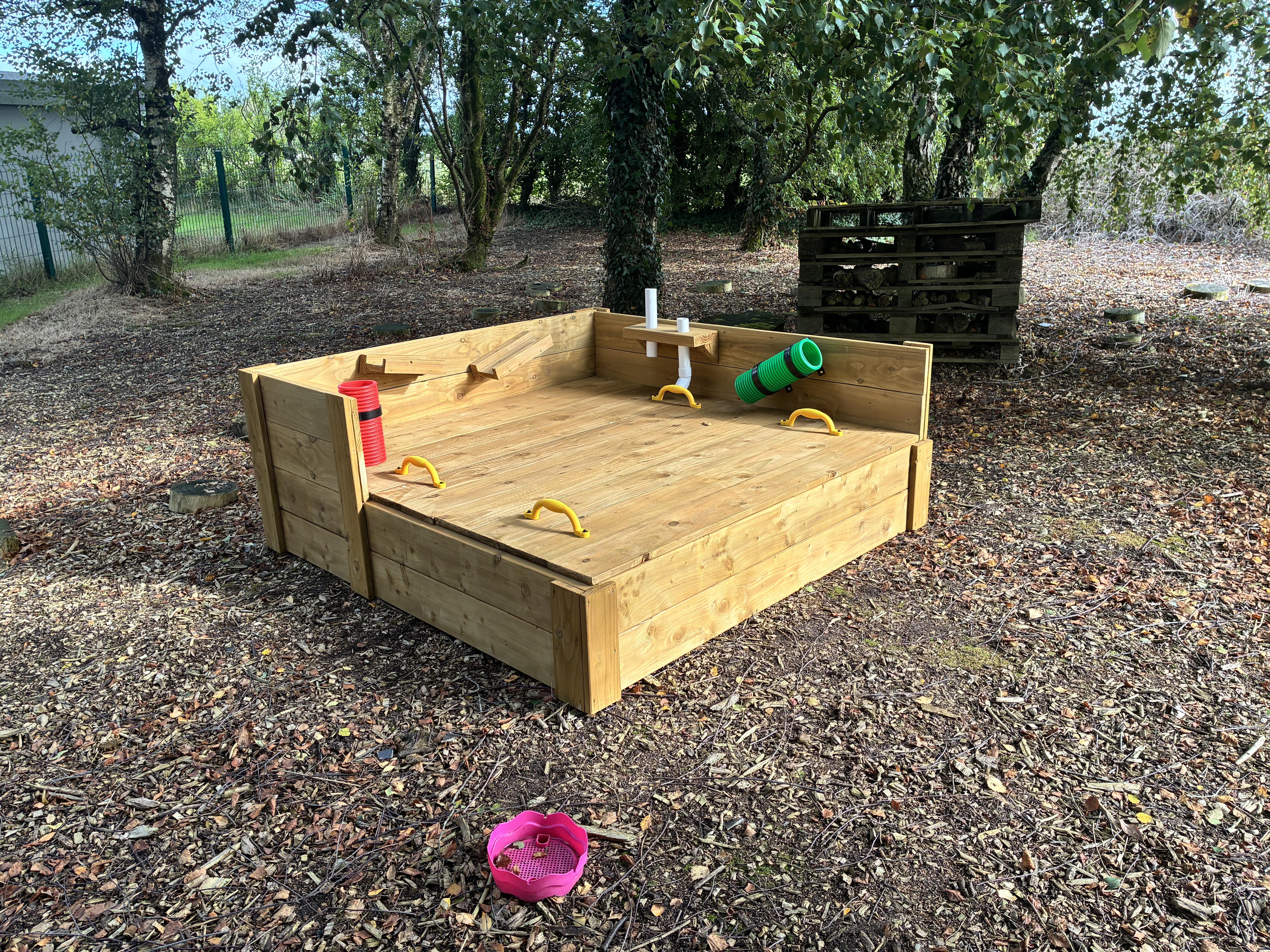 A&nbsp;large&nbsp;wooden&nbsp;digging&nbsp;enclosure&nbsp;designed&nbsp;for&nbsp;sand&nbsp;play,&nbsp;digging,&nbsp;building&nbsp;and&nbsp;imaginative&nbsp;outdoor&nbsp;adventures.&nbsp;With&nbsp;raised&nbsp;sides,&nbsp;a&nbsp;spacious&nbsp;play&nbsp;area&nbsp;and&nbsp;built-in&nbsp;activity&nbsp;features,&nbsp;it&rsquo;s&nbsp;perfect&nbsp;for&nbsp;nurseries,&nbsp;schools,&nbsp;playgroups&nbsp;and&nbsp;home&nbsp;gardens.&nbsp;Includes&nbsp;a&nbsp;large&nbsp;removable&nbsp;lid&nbsp;to&nbsp;keep&nbsp;the&nbsp;sand&nbsp;clean&nbsp;and&nbsp;protected&nbsp;when&nbsp;not&nbsp;in&nbsp;use.
Measures approx. 1.5m x 1.5m. Fully lined with weed guard. Activity features and colours vary according to availability.