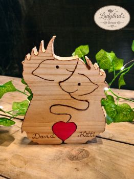 
Celebrate your love with this heartwarming, handmade 3-piece wooden hedgehog couple puzzle. Featuring custom wood-burned names and an interlocking red heart piece, this freestanding ornament is a beautiful anniversary, wedding, or Valentine's Day keepsake.
⚠️ SAFETY NOTICE: This product is designed as a home decor item only. It is NOT a toy and is NOT suitable for children to play with.

