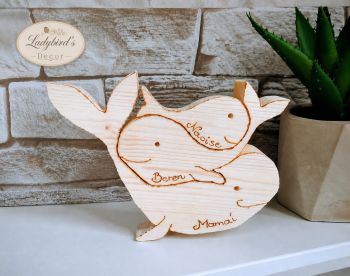 A beautiful, handcrafted wooden whale family puzzle, custom engraved with your family names. This 3-piece freestanding decor makes the perfect heartfelt gift for moms, dads, grandparents, or Mother's Day.
⚠️ SAFETY NOTICE: This product is designed as a home decor item only. It is NOT a toy and is NOT suitable for children to play with.
⚠️ HOW TO ORDER: In the personalisation box below, 
please list the 3 names in order from largest to smallest whale (e.g., from oldest to youngest family member).
Example 1 (2 Adults + 1 Child): 
1. Largest: Dad (John) 2. Middle: Mom (Mary) 3. Smallest: Child (Jack)
Example 2 (1 Adult + 2 Children - As shown in photo): 1. Largest: Mama&iacute; 2. Middle: Beren 3. Smallest: Naoise
