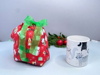 This gift bag set are made using Christmas cats and dogs fabric. This gift bag set includes 2 gift bags. They are finished to a high standard, and are drawstring tied with coordinating gittery soft green ribbon. It is reusable gift wrapping and will make a great tradition for wrapping Christmas presents.&nbsp;