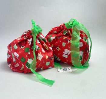 This gift bag set are made using Christmas cats and dogs fabric. This gift bag set includes 2 gift bags. They are finished to a high standard, and are drawstring tied with coordinating gittery soft green ribbon. It is reusable gift wrapping and will make a great tradition for wrapping Christmas presents.&nbsp;