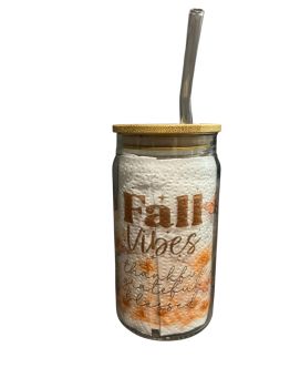 Bring on the cosy autumn vibes with this gorgeous Pumpkin Season, Fall Vibes 16 oz Libbey Glass Can! 🎃🍁 Featuring pumpkins, seasonal details and &ldquo;Sweater Weather&rdquo; wording, this beautiful glass can is perfect for hot chocolates, pumpkin spice drinks, coffee, iced coffee and your favourite cold drinks.
&nbsp;