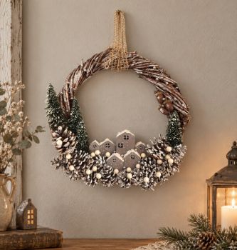 Handcrafted from scratch, this natural wreath is hand-woven from vine and natural pinecones. In the middle, you find handcrafted wooden houses painted with acrylic. 35/34 cm