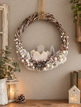This one-of-a-kind handcrafted wreath features natural, hand-woven vine and tiny handcrafted houses made from reclaimed wood and pinecones, which together create a cozy, frosted winter scene. 33/35 cm.