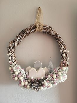 This one-of-a-kind handcrafted wreath features natural, hand-woven vine and tiny handcrafted houses made from reclaimed wood and pinecones, which together create a cozy, frosted winter scene. 33/35 cm.