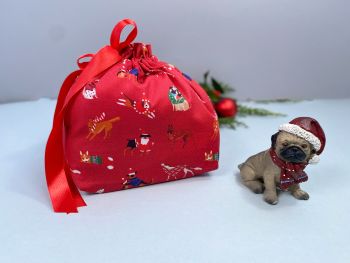 This gift bag set are made using Christmas cats and dogs fabric. This gift bag set includes 2 gift bags. They are finished to a high standard, and are drawstring tied with coordinating gittery soft green ribbon. It is reusable gift wrapping and will make a great tradition for wrapping Christmas presents.&nbsp;