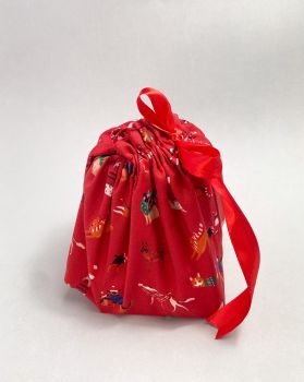 This gift bag set are made using Christmas cats and dogs fabric. This gift bag set includes 2 gift bags. They are finished to a high standard, and are drawstring tied with coordinating gittery soft green ribbon. It is reusable gift wrapping and will make a great tradition for wrapping Christmas presents.&nbsp;