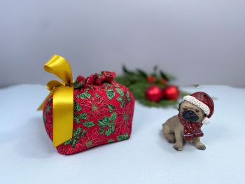 This gift bag are made using red poinsettia fabric. This gift bag includes 1 gift bag. It is finished to a high standard, and is drawstring tied with coordinating gold ribbon. It is reusable gift wrapping and will make a great tradition for wrapping Christmas presents.&nbsp;
