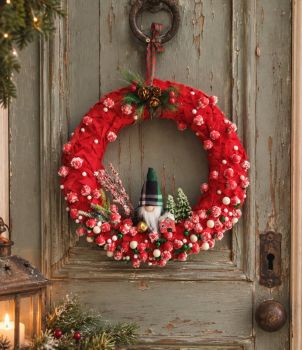 Handcrafted winter wreath, made from wool felt on a straw base, decorated with a red house, a gnome, and realistic berries. Measuring approx. 30/30 cm, it is perfect for any interior or as a unique gift.