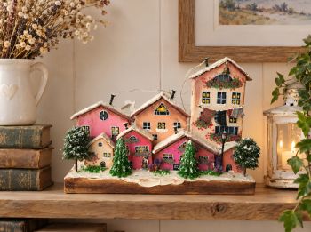 Handcrafted from reclaimed wood and hand-painted with acrylic, this beautiful winter scene is perfect for any interior or as a unique gift. 23,5/7/17,5 cm.