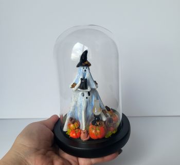 Handmade Halloween decor, made from air-dry clay and cute decorated for a unique autumn scene. Measuring 15/10 cm is perfect for any shelf, mantel, desk, table, or as a perfect gift.
