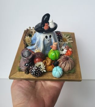 Beautifully handcrafted from air-dry clay and hand-painted with acrylic and varnish, this cute, spooky Halloween scene is perfect for a unique gift. 14,5/10 cm.