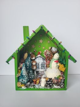 Handmade winter scene in a wooden shadow box, measuring 18,5/7,5/23 cm, perfect for a unique gift.