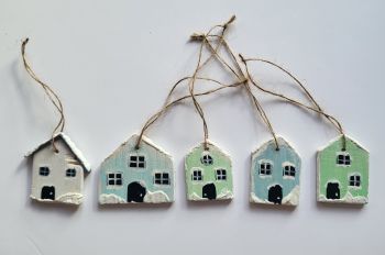 Add a cozy winter warmth with these cute little houses, made entirely by hand, to your Christmas tree or as a unique gift.