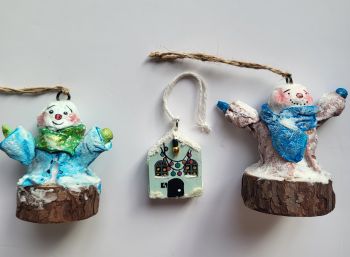 A set of 3 ornaments, handcrafted and hand-painted with acrylic and varnish, is perfect for your Christmas tree, or as a cute gift. Snowmen- 5/7 cm
&nbsp; &nbsp; &nbsp; &nbsp; &nbsp; &nbsp; &nbsp; &nbsp; Wooden house- 3/4 cm.
