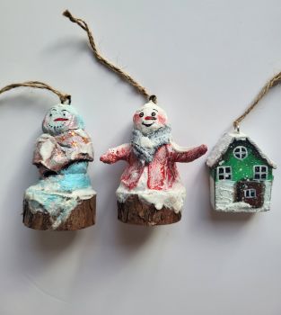 Set of 3 unique, handcrafted winter ornaments, hand-painted with acrylic and varnish. Measures approx. 4/6 cm for the house and 4/8 cm for the snowmen.