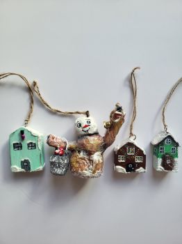 Vintage-style set of 4 Christmas ornaments, handcrafted and hand-painted with acrylic and varnish, perfect for winter decoration or as a cute gift.