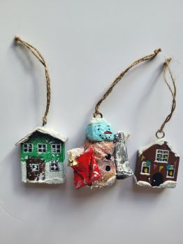 Handcrafted winter decoration, featuring 2 wooden houses and a cotton snowman, made entirely by hand and hand-painted with acrylic and varnish. Perfect for a vintage-style look or as a cute gift.