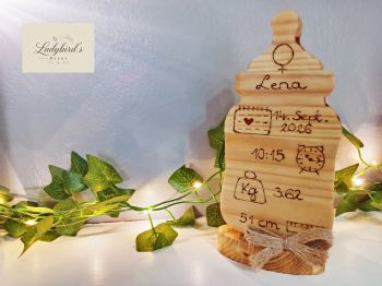A charming, 100% hand-crafted and hand-burned wooden baby keepsake shaped like an adorable baby bottle. Every single detail&mdash;the baby&rsquo;s name, birth date on a mini calendar with a red heart, birth time on a clock, weight, length on a mini tape measure, and gender&mdash;is carefully burned into the wood by hand. Set on a beautiful natural wooden base, this free-standing ornament is perfect for any nursery shelf or dresser. We accept both Metric and Imperial measurements (kg/cm or lbs/oz/inches) worldwide!
⚠️ PLEASE NOTE: THIS PRODUCT IS FOR DECORATIVE PURPOSES ONLY. IT IS NOT A TOY.
🚚 FREE Shipping across Ireland!