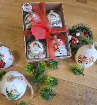 🔔🎄 Christmas Bell &ndash; box with 4 Christmas bells
If you're looking for a small and beautiful handmade Christmas gift ❤️
🎁 Perfect for a little Christmas present, Secret Santa or as a festive decoration for your home.
Ceramic bells with diameter 5cm and hight 6cm
Different designs available&nbsp;