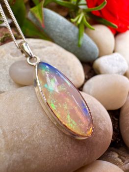 Genuine Ethiopian Opal bezel set in Silver Necklace&nbsp;
Metal: Sterling SilverGem: Genuine Ethiopian Opal
Opal size: 25mm x 9mm
Birthstone: October