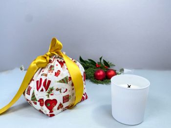 This gift bag set is made using Santa clothes, gifts, xmas trees and rudolf goold foil on cream fabric. This set is finished to a high standard, and is drawstring tied with coordinating gold ribbon. It is reusable gift wrapping and will make a great tradition for wrapping Christmas presents.&nbsp;