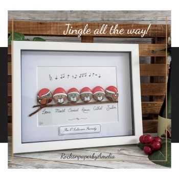 🎶🐦 Jingle All the Way &ndash; Robin Family Pebble Art 🐦🎶Capture the spirit of Christmas with this sweet scene of robin families singing carols on a branch! Each little robin is topped with a Santa hat, and we&rsquo;ll personalise it with your family&rsquo;s names for a truly unique decoration. Perfect for music lovers, bird enthusiasts, or just anyone who loves a special touch for the holidays! 🎄🎶A great addition to your festive decor, and sure to bring smiles, this piece would make a wonderful present for the grandparents, a sibling, a friend or someone living abroad. A great way to include your lost ones to have them included in the festivities.
Order early to have it ready for the season! 🎁