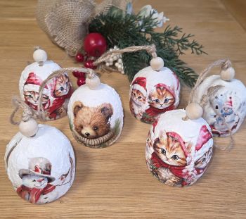 Handmade Christmas tree decoration
Beautiful ceramic bell nicely decorated with decoupage&nbsp;
3D snow effect
Sound is nice and bring Christmas mood in your home