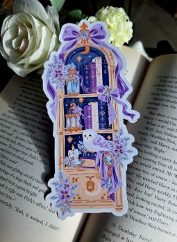 ​Delight your inner bookworm with this gorgeous, cosy fantasy-inspired bookmark! Featuring a whimsical arched bookshelf filled with spellbooks and potions, a majestic snowy owl perched below, and elegant lavender bows and florals, this piece is the ultimate companion for fantasy readers and book collectors.