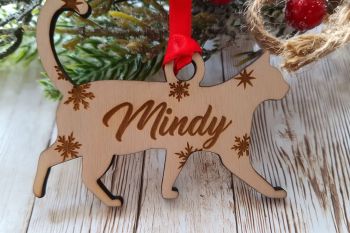 Personalised wooden hanging Cat decoration with name of your choice.  Presented in red Organza drawstring bag.