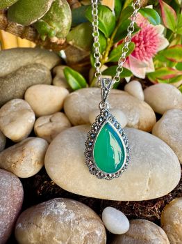 Pear drop Green Onyx with sparkling Marcasite set in Silver Necklace
Metal: Sterling Silver
Gem: Green&nbsp;Onyx, Marcasite
Onyx size: 14mm x 9mm
Pendant Size: 31mm x 14mm