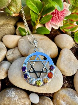 This chakra gemstone pendant will appeal to anyone with an interest in the healing powers of crystals. The chakra crystal pendant consists of a central blue topaz, surrounded by amethyst, sapphire, peridot, citrine, carnelian and garnet. Set in sterling silver.