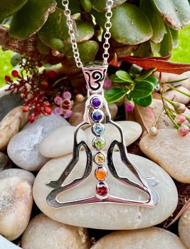 Buddha Yoga Meditation Chakra seven Gemstones Silver Pendant Necklace
Material: Sterling SilverGemstone: Blue Topaz, Citrine, Iolite, Garnet ,Peridot, Amethyst ,Carnelian.Pendant Size :42mm x 33mmSeven different gemstone bezel set in Sterling Silver.