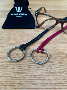 Eye Keep – Casual Cord Our Casual Cord Eye Keeps are made from nylon cord that consists of a core of threads in a woven nylon jacket. The findings and ring on our Casual Cord Eye Keeps are made from stainless steel or brass. A little piece of history… The cord used in our Casual Cord Eye Keeps is a very strong cord that was used by American paratroopers during the Second World War. After a parachute landing, the cord of the parachute would be cut from the parachute and used for all kinds of applications. This parachute cord was also used by astronauts during the 82nd Space Shuttle mission to repair the Hubble Space Telescope. Today, this versatile cord is widely used by outdoor athletes, hobbyists, crafters and an ever-growing group of paracord knitters. Size: Adult – Adjustable Colours: Multiple 