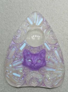Feline Cat with Crystal Geode on the Tripple Moon Crescent &ndash; Galactic Celestial Lune Quartz Unique Large &ndash; Tear Shaped Device Spirit Pointer &ndash; Ready to go or Custom Made &ndash; made with resin and mica powders Available as: &ndash; Ready to go &ndash; Custom made 🌟 Allow for some slight color difference. 👻 All planchettes come with the glass cabochon 🌟 Silk cord will be color matching with the charm.