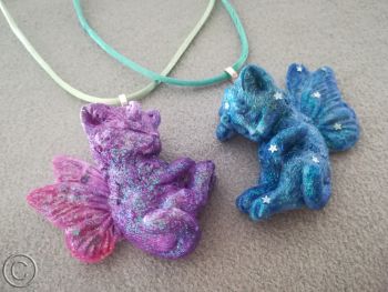 Butterfly kittens &ndash; Ready to go &amp; Custom Made &ndash; Brooch or Necklace &ndash; Cute Dreaming Winged Cat, Asleep Pegasus Kitties, Pawsome &ndash; Ready to Go &ndash; Custom made 🌟 Allow for some slight color difference. &nbsp;