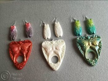 Available as: &ndash; Ready to go Sets (picture options shown) or &ndash; Custom Made (Earrings &amp; Necklace). 🐝 If custom made chosen, let me know from the last picture which colors you would like it made with. Cicada&acute;s size is 4.5x2cm 🌟 Allow for some slight color difference. &nbsp;