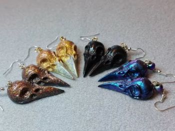 ~> Raven Skull Earrings Size of the charm: 4cm (L) x 1,7cm (W) x 1,5cm (H) Made with resin, resin dye and/or Mica powder. &ndash; Ready to go (picture options shown) or &ndash; Custom Made 🐝 If custom made chosen, let me know from the last picture which colors you would like it made with. 🌟 Allow for some slight color difference. &nbsp;