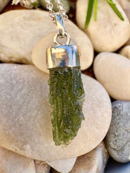 All our Moldavite are 100% natural earth mined from Czech Chlum, use phone zoom in or magnification gas bubbles can be seen
Genuine moldavite contains tiny, irregular, and often elongated or swirled gas bubbles under magnification