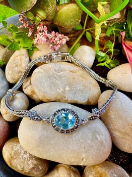 Brilliant oval cut Sky Blue Topaz(AAAAA) with sparkling Marcasite Silver Bracelet
Metal: Sterling Silver
Gem: Blue Topaz (Grade: AAAAA),&nbsp; Marcasite
Topaz size: 9mm x 7mm
Length: 7.5&nbsp;Inches, 19cm
Birthstone: December