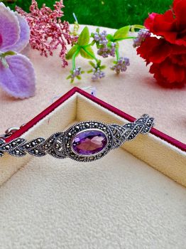 Art Deco&nbsp;Brazilian Amethyst with sparkling Marcasite Sterling&nbsp;Silver Bracelet
Metal: Sterling Silver
Gem: Brilliant oval Cut Brazilian Amethyst (Grade: AAAAA),&nbsp; Marcasite
Amethyst size: 12mm x 8mm
Length: 6.75 Inches (17cm)
Birthstone: February