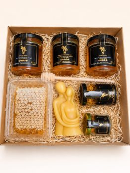 A very special Donagh Bees gift set which is beautifully presented and bursting full of Inishowen honey, beeswax candle and bee products.This gorgeous honey gift box is a treat for kids and honey lovers and includes a great collection of the best of Donagh Honeys and bee products.It makes a great gift for any special occasions.The hand crafted candle will be a beautiful addition to your dining table.The products are presented on a bed of red wood wool in cardboard gift box.
The gift box includes:1 x 227g Donagh Wildflower Honey1x 227g Donagh Heather Honey1 x 227g Donagh Spring Honey1 x Wooden Dipper1x&nbsp;Hugging couple beeswax candle
1X Honeycomb Cut 8oz1 x 50g Donagh Bee Pollen1 x 15g Donagh Bee Propolis