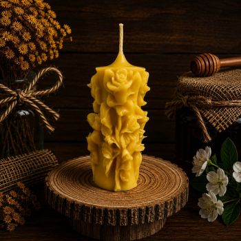 The Cylinder with Roses Candle is a stunning and fragrant addition to any home. Made from pure beeswax, it emits a warm, natural scent that is both calming and inviting. The candle is designed with a cylinder shape and is decorated with delicate roses, adding a touch of beauty and elegance to any room. Not only does it provide a warm and inviting ambiance, but it also has the benefit of being all-natural, emitting no toxic by-products or heavy soot when burned. Light up this candle for a romantic evening, or simply to enjoy its natural scent.
Width: 45mm

Height: 110mm
Weight: 99g
Burn time: 15 hour
