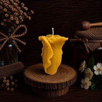 This handmade beeswax candle is a natural and pure product that has been crafted with care. Made from 100% pure beeswax, this candle has absolutely no additives and is paired with a cotton wick for a clean burn. The candle features a beautiful rose design that adds to its charm and makes it a perfect addition to any space.
&nbsp;