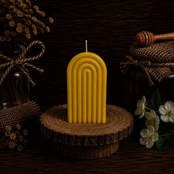Our Rainbow Arch Beeswax Candle is made from high-quality beeswax and features a stunning rainbow arch design with a natural off-white color. With a weight of 200g and dimensions of 120mm in length and 55mm in width, this candle is the perfect size for both decoration and practical use.
&nbsp;