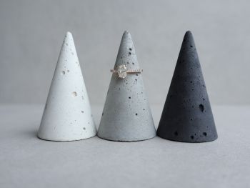 Functional minimalistic conical holder for your rings..so they always have a dedicated place and never get lost. Ring holders look beautiful on their own or placed on a matching colour tray.

Size: height 5.5cm, width 3cm (bottom).

Weight: 30g.