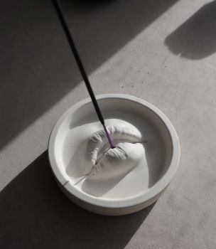 Contemporary concrete incense holder. Comes in white, natural grey or charcoal colours.

Size: 11.5 x 3 cm, weight 0.5kg
Foam padded to protect surfaces from scrathing
Handcrafted from concrete
Suitable for standard incense sticks

